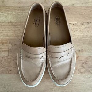 G.H. Bass & Co. Women’s Beige Tan Libby Slip-On Loafer size 6.5